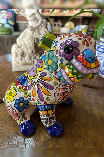 BULDOG SENTADO EM TALAVERA MEXICANA