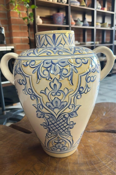 VASO ARABESCO ITALIANO COM ALÇAS AZUL E BEGE